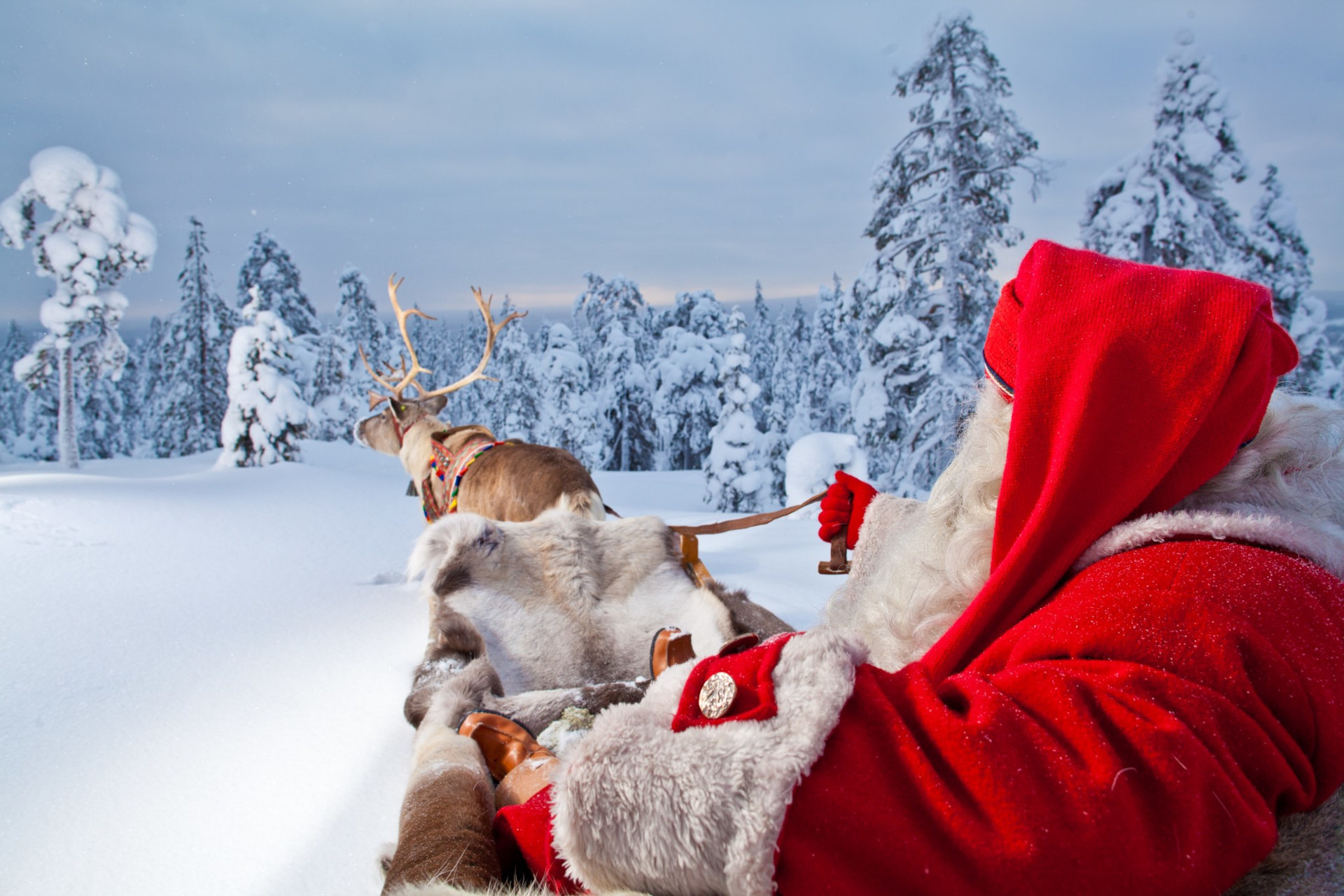 santa-claus-reindeer-games-sleigh-rides-visit-finnish-lapland