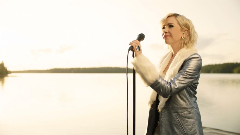 Carly Rae Jepsen sings "The Sound" by a lake in Ruka-Kuusamo